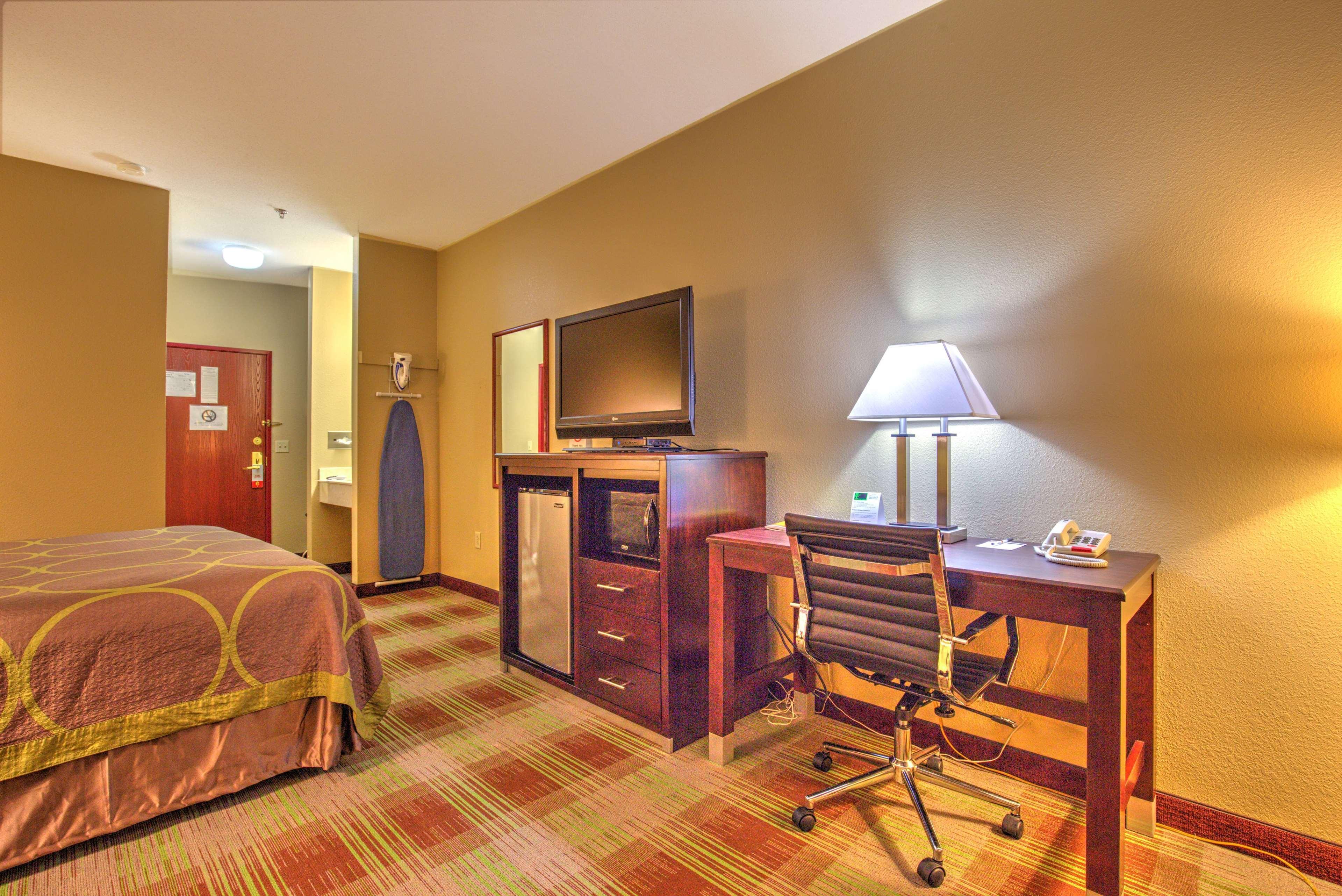 Super 8 By Wyndham Waterloo
