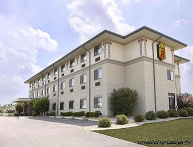 Super 8 By Wyndham Waterloo