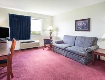 Super 8 By Wyndham Hotel Waterloo