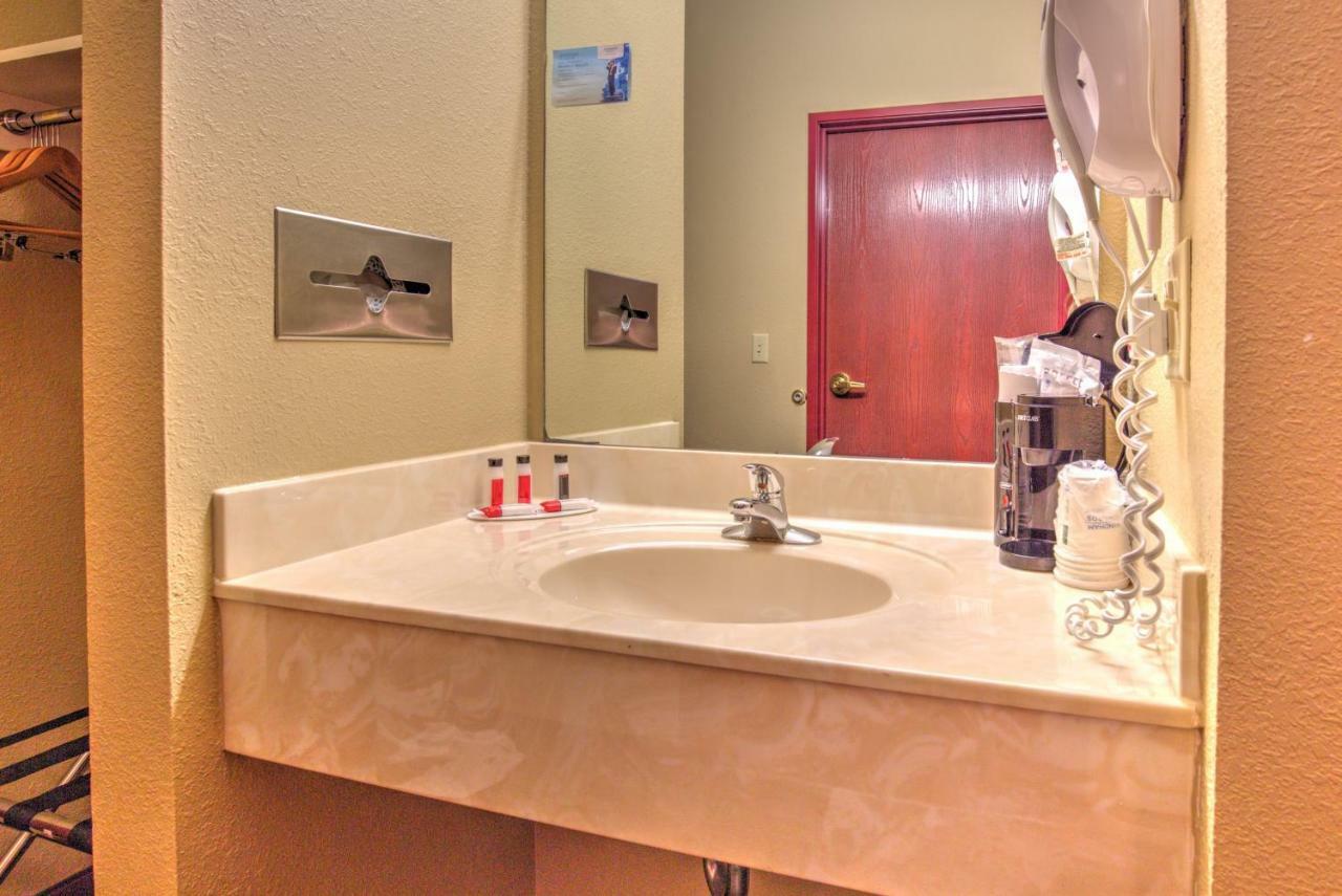 Super 8 By Wyndham Hotel Waterloo